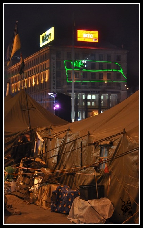 Kiev - revolution de 2014 Euromaidan. Tentes Place de l'Indépendance, derrnière les barricades