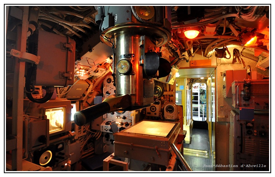 Sous-marin Argonaute - le périscope et la salle des cartes