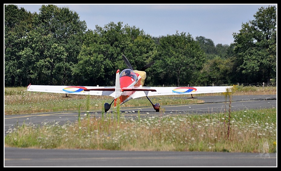 Voltige aérienne - Cap 232 au roulage à Montluçon-gueret (LFBK)