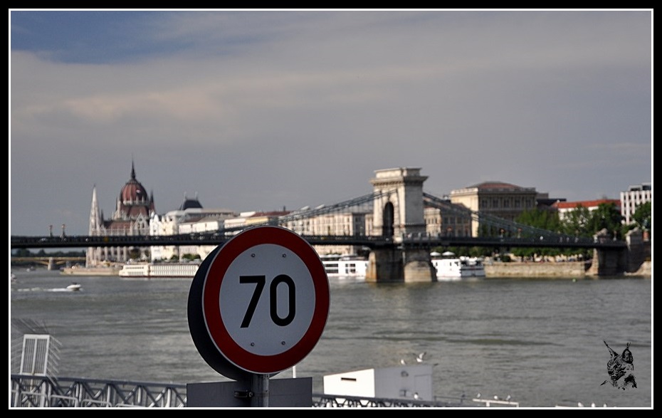 Budapest - Le pont aux chaines et le parlement