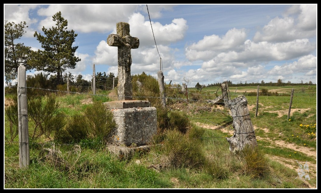 Lozere, Saint Sauveur de Peyre - Croix au bord d'un chemin