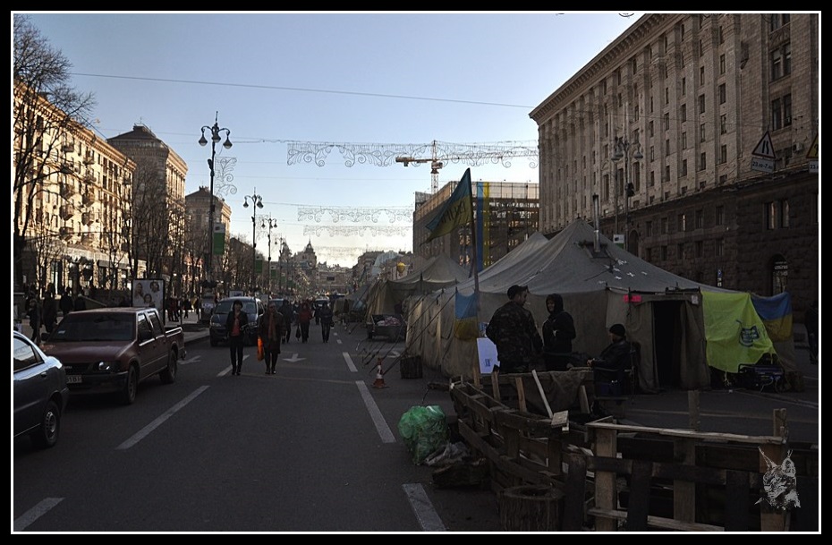 Kiev - revolution de 2014 Euromaidan. Avenue Khreshchatyk Photos avant et après les émeutes