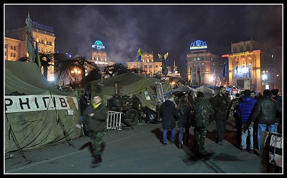 Kiev - revolution de 2014 Euro maidan. Photo Place de l'indépendance avant et après les émeutes de 2014