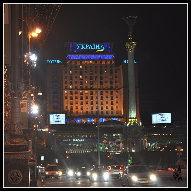 Kiev - La place de l'indépendance (Maidan Nézalejnosti), de nuit, en 2011