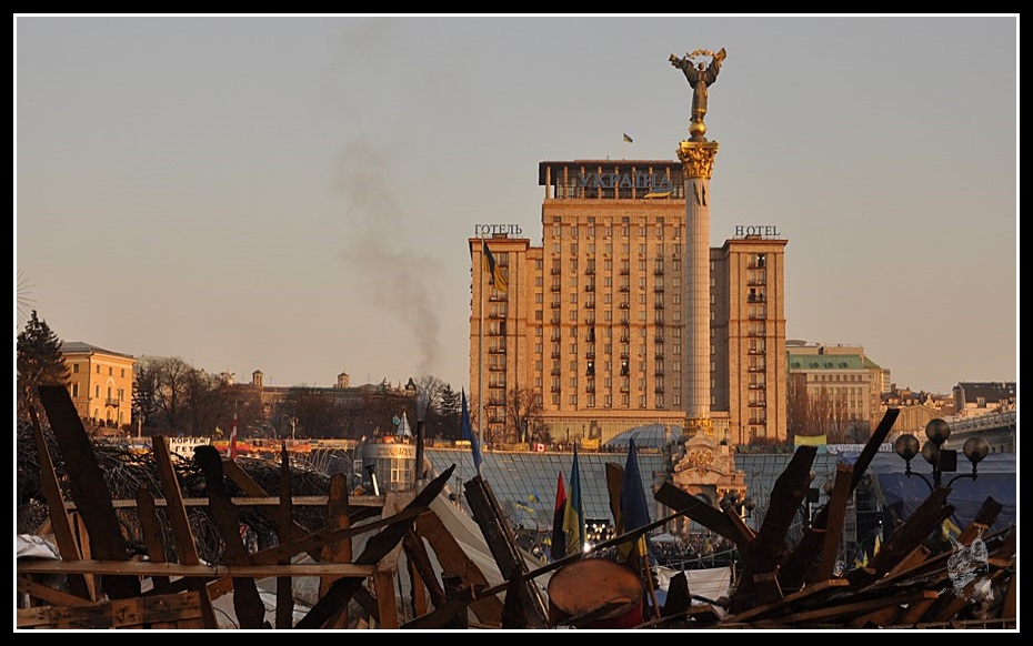 Kiev - revolution de 2014 Euro maidan. Place de l'indépendance (Maidan) Photo avant et après les émeutes