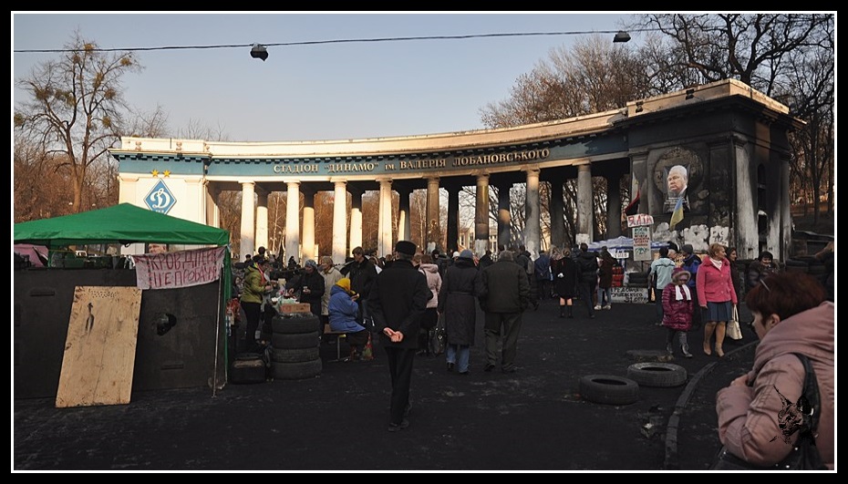 Kiev - revolution de 2014 Euromaidan. Photo de l'entrée du stade Dynamo avant et après les émeutes
