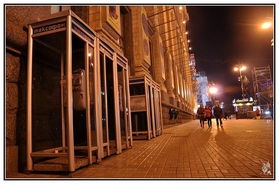 Ukraine - Kiev la nuit - Cabines téléphonique Avenue Khreshchatyk