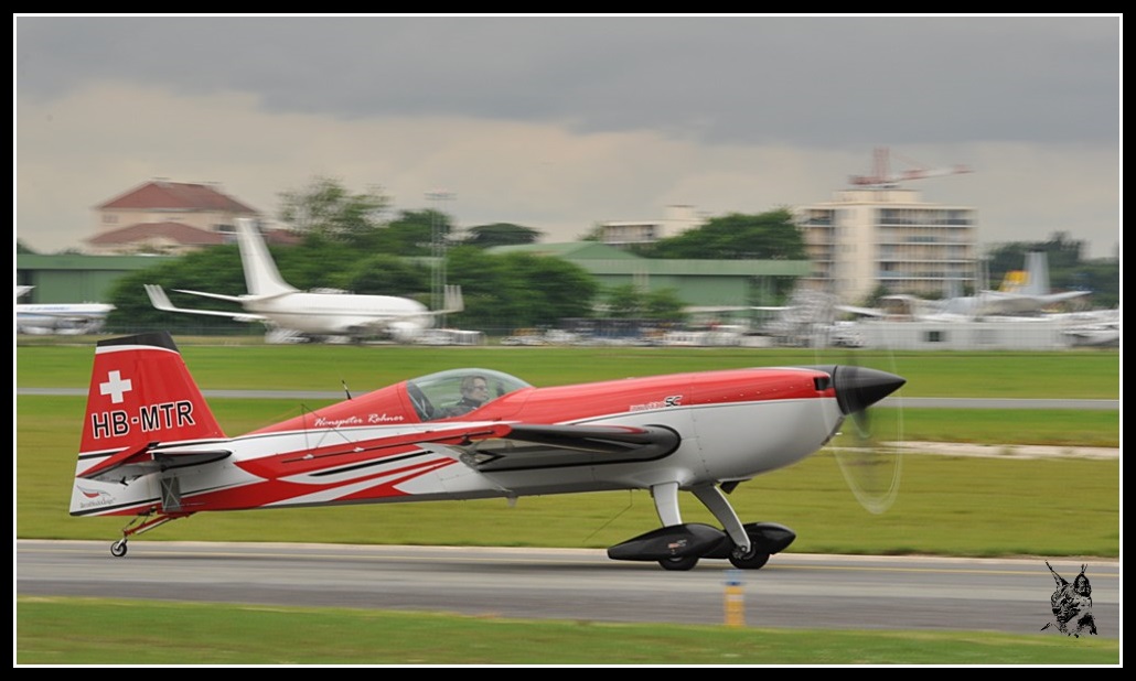 Salon du Bourget Paris Airshow 2013 - Catherine Maunoury en Extra 300