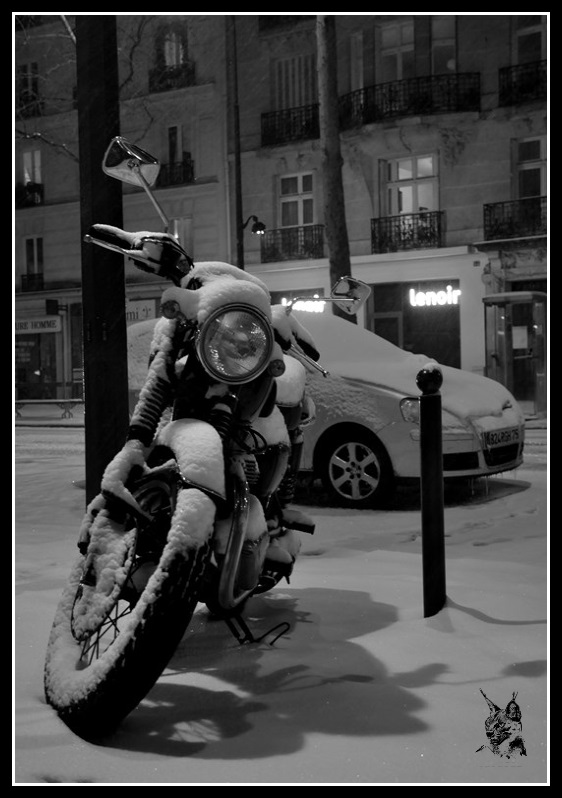 Une moto - Paris sous la neige le 12 mars 2013