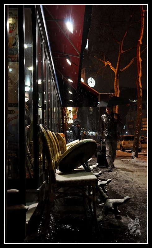 Une terrasse de café - Paris sous la neige le 12 mars 2013