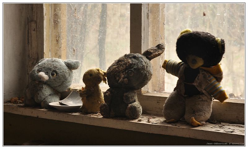 Tchernobyl - Peluches radioactive, abnadonnées dans l'école primaire de la ville-fantôme de pripiat (pripyat)